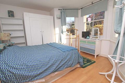 undefined, Kings Road, Richmond TW10