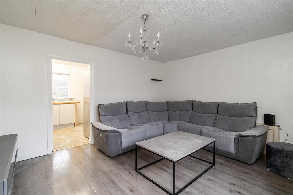 36 Silverton Crescent 2.jpg