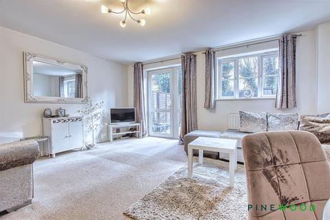 3 bedroom townhouse for sale, Brackenfield Close, Chesterfield S42