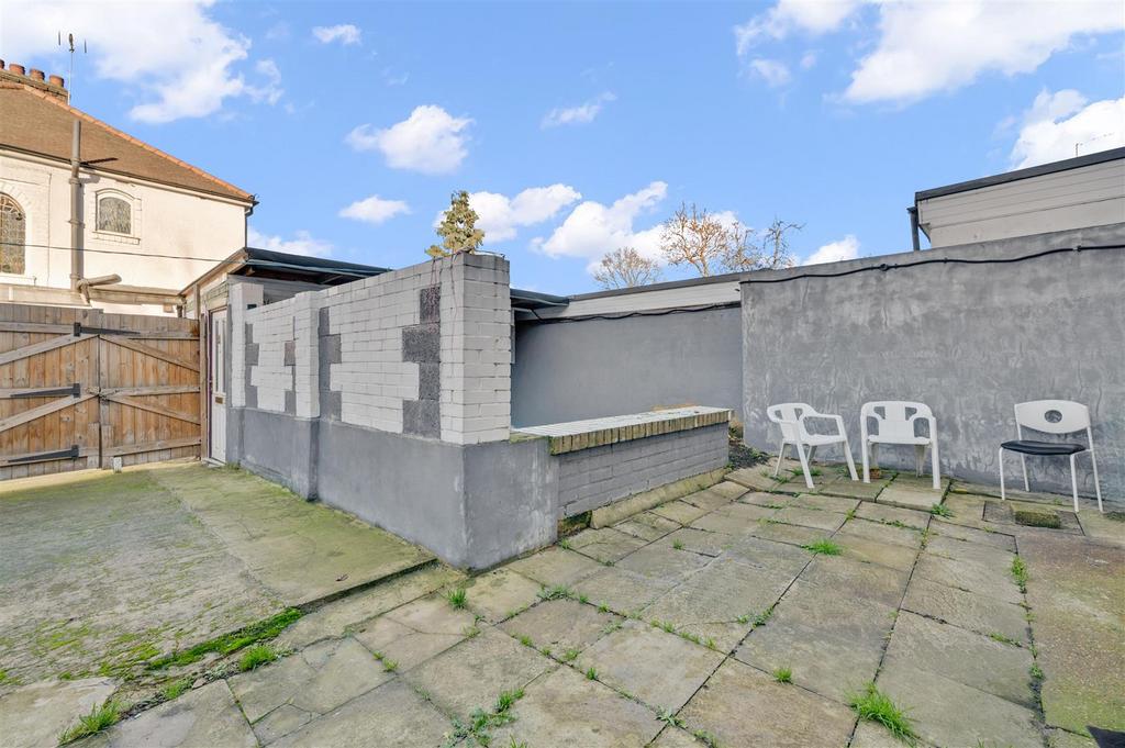 Daniels Norbreck Gardens, Hanger Lane, NW10 013 -