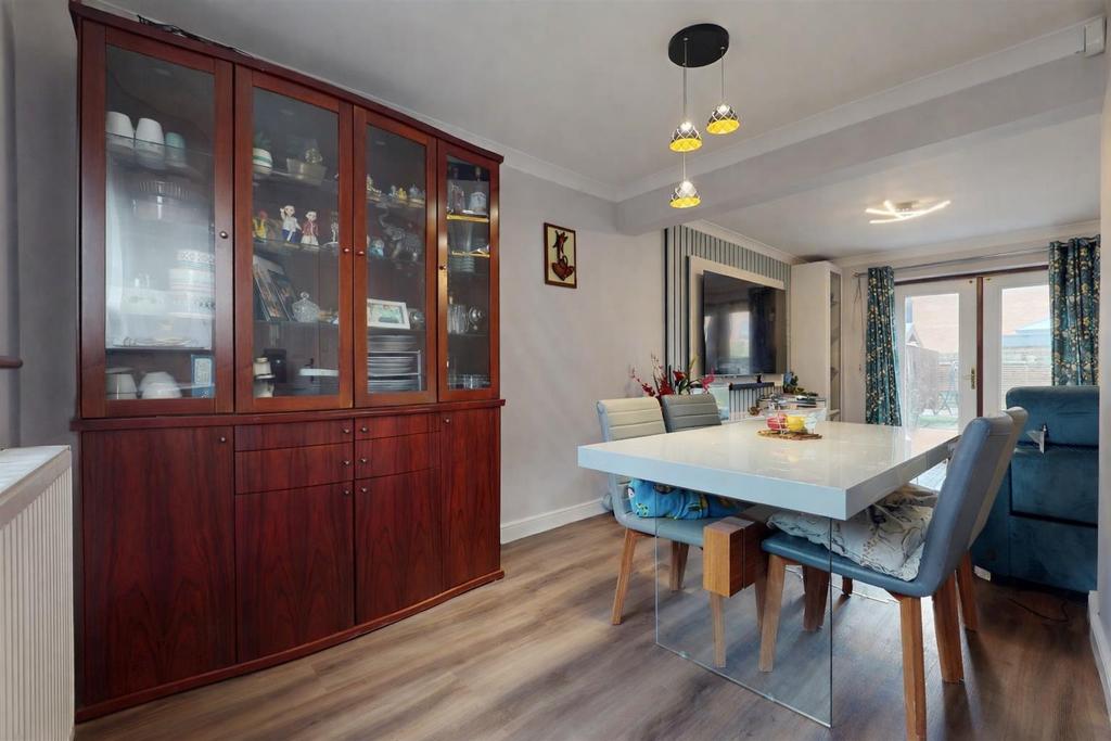 F44281 A0-88 ED-4 D64-89 B2-5 F80 B802344 C.png