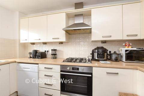 2 bedroom flat for sale, Kingsfield Way, Redhill, Surrey