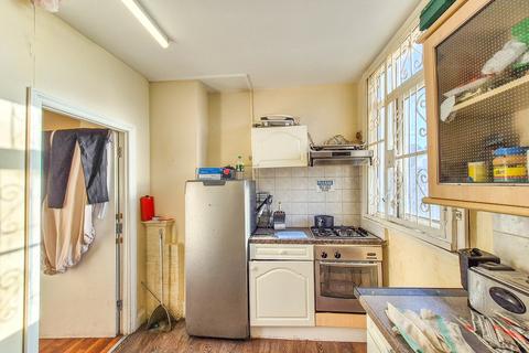 3 bedroom flat for sale, High Street, Thornton Heath, CR7