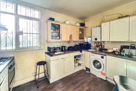 3 bedroom flat for sale, High Street, Thornton Heath, CR7