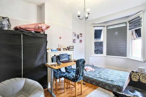 Retail property (high street) for sale, 160 Heath Rd Romford RM2 5XL
