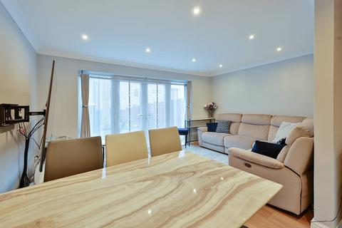 Laidon Square. HP2, Hemel Hempstead, HP2