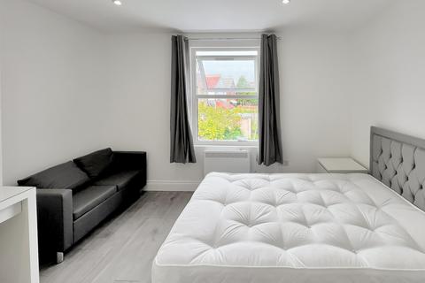 1 bedroom in a house share to rent, Ivy Road, London, NW2