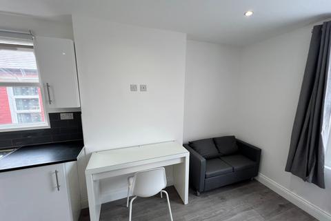 1 bedroom in a house share to rent, Ivy Road, London, NW2