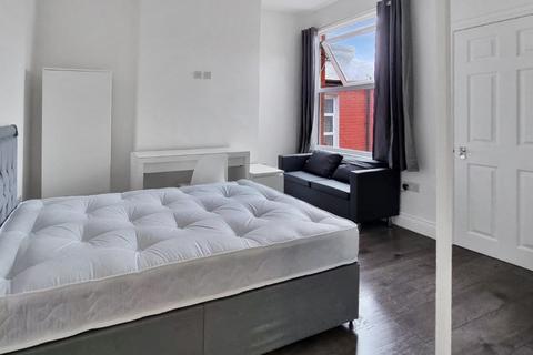 1 bedroom in a house share to rent, Ivy Road, London, NW2
