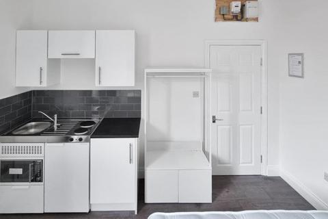 1 bedroom in a house share to rent, Ivy Road, London, NW2