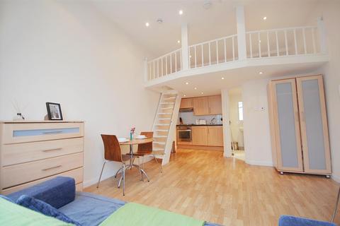 Studio to rent, Castletown Road, London W14