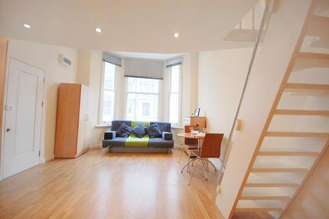 Studio to rent, Castletown Road, London W14