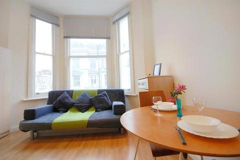 Studio to rent, Castletown Road, London W14