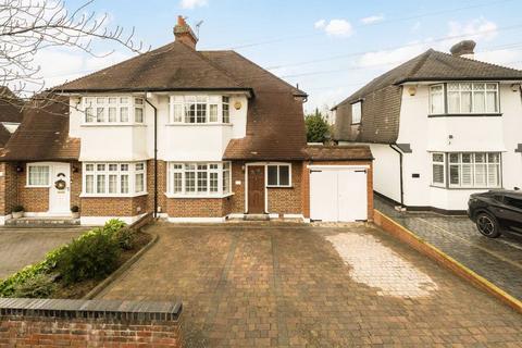 3 bedroom terraced house to rent, Christian Fields, London