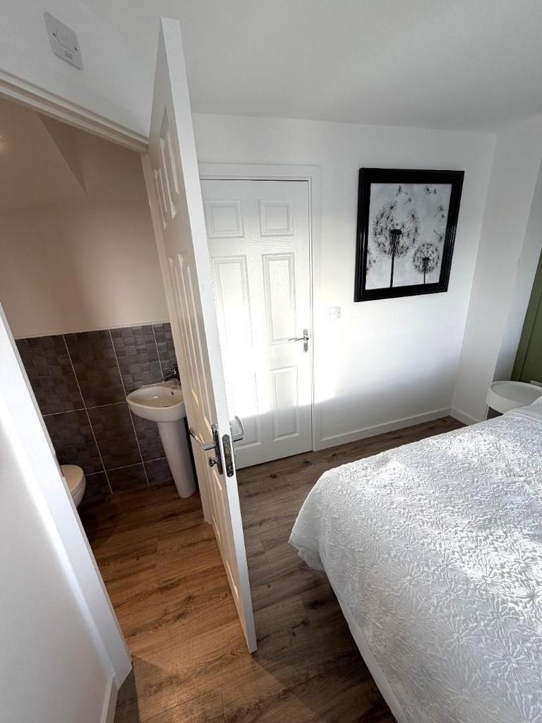 Bedroom into en suite