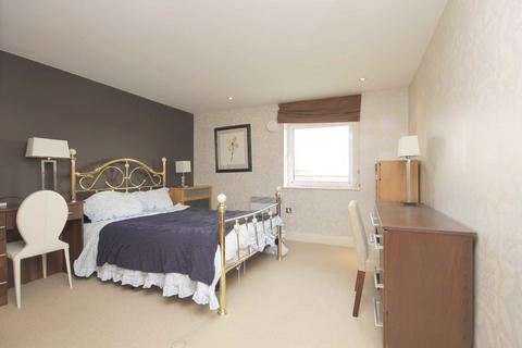 undefined, Holland Gardens, Brentford TW8