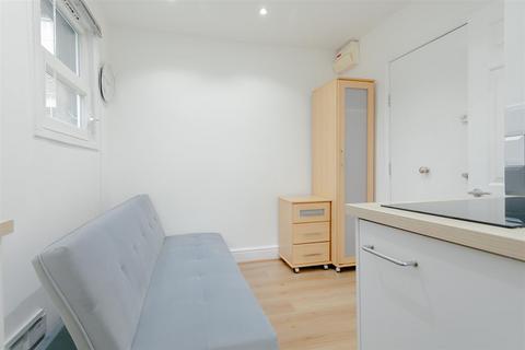 Studio to rent, Cheniston Gardens, London W8