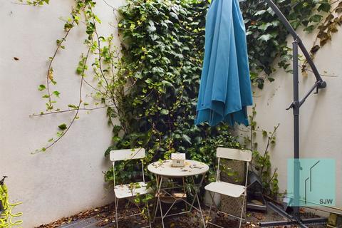 2 bedroom flat to rent, Young Street, London W8