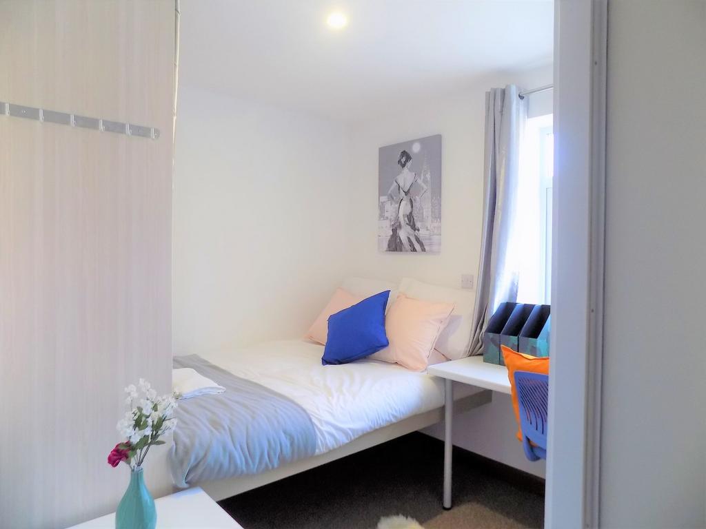 Bright, tidy single bedroom with a comfortable ...