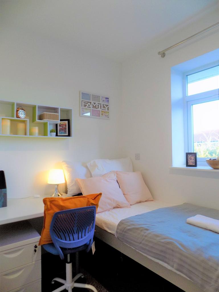Bright, neatly presented single bedroom with a ...