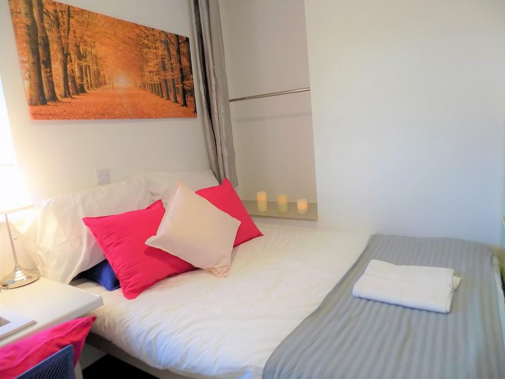 Bright, neatly presented single bedroom with a ...