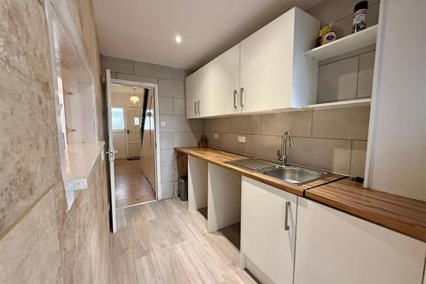 4 bedroom terraced house to rent, Rushden Gardens, Ilford