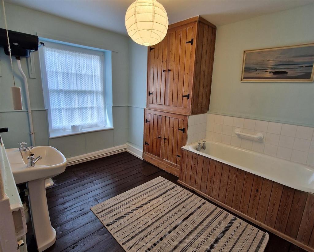 Main Bathroom.jpg