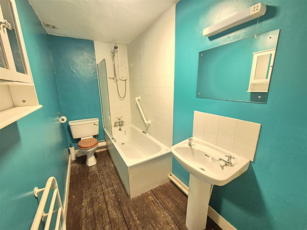 Bathroom.jpg
