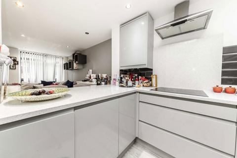 2 bedroom flat to rent, Colney Hatch Lane, London N10
