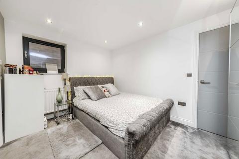 2 bedroom flat to rent, Colney Hatch Lane, London N10