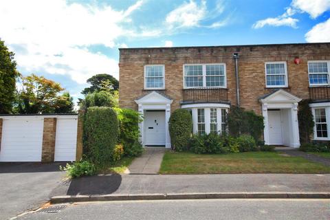 3 bedroom terraced house to rent, Courtenay Place, Lymington