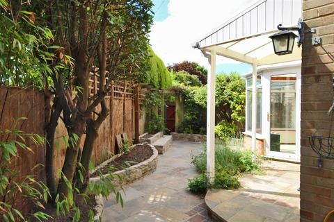 3 bedroom terraced house to rent, Courtenay Place, Lymington