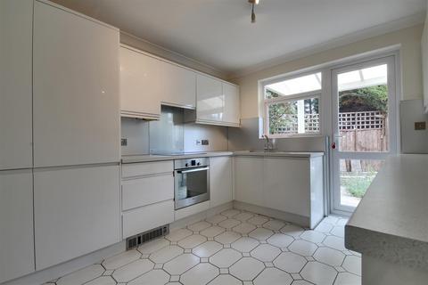 3 bedroom terraced house to rent, Courtenay Place, Lymington