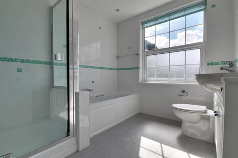 3 bedroom terraced house to rent, Courtenay Place, Lymington