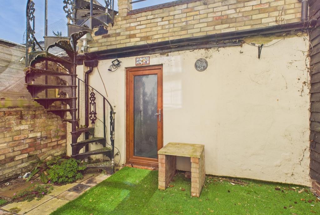 CAM02545 G0-PR0384-STILL023 Medium ...