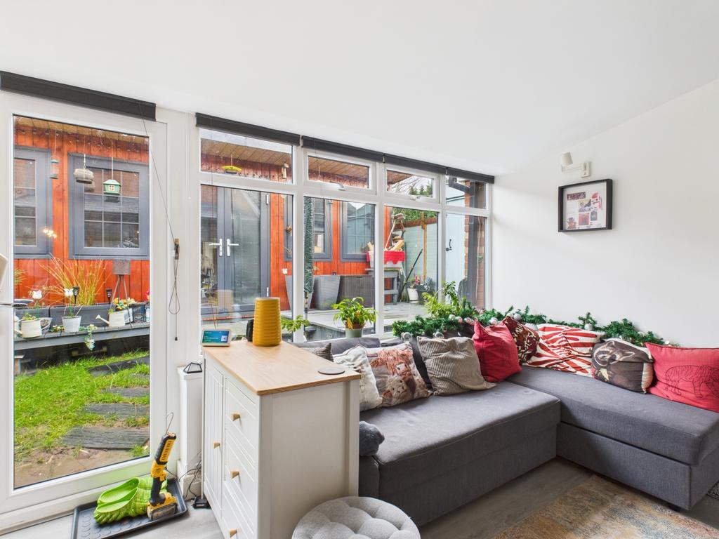 Cam03729 g0 pr0195 still020