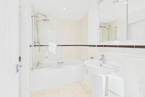 2 bedroom flat to rent, Hunton Bridge, Kings Langley WD4