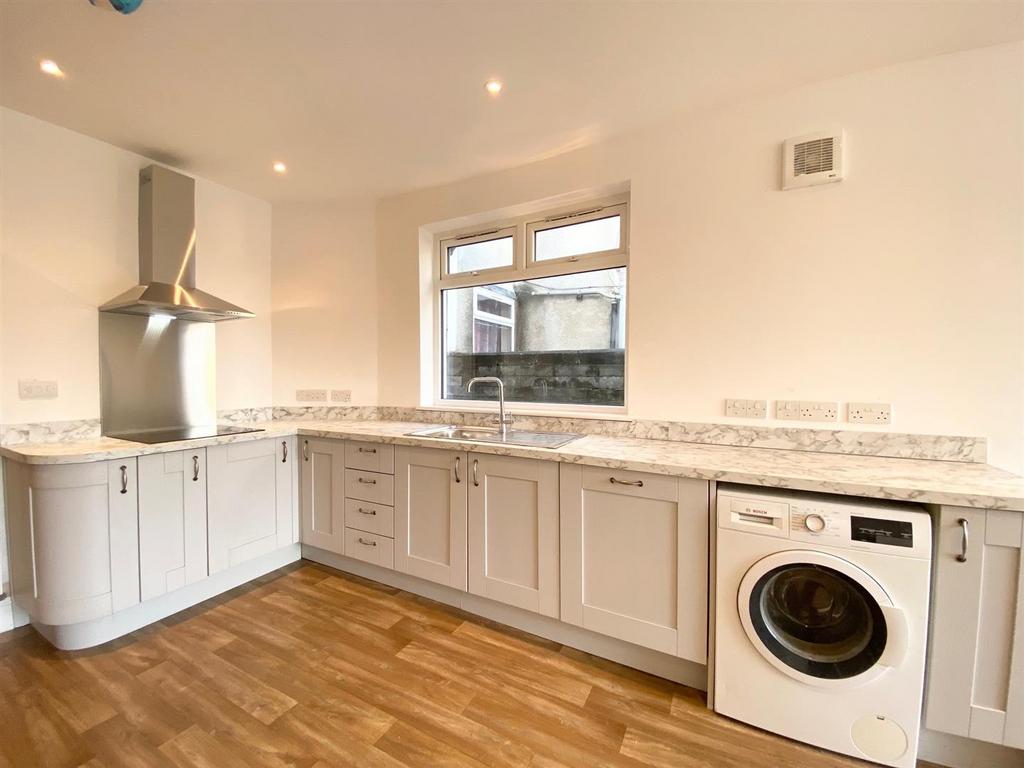 Kitchen 5.jpg