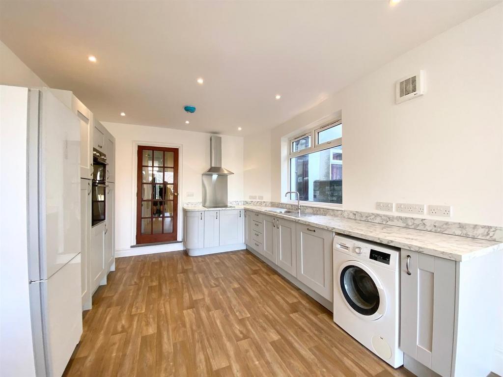 Kitchen 4.jpg