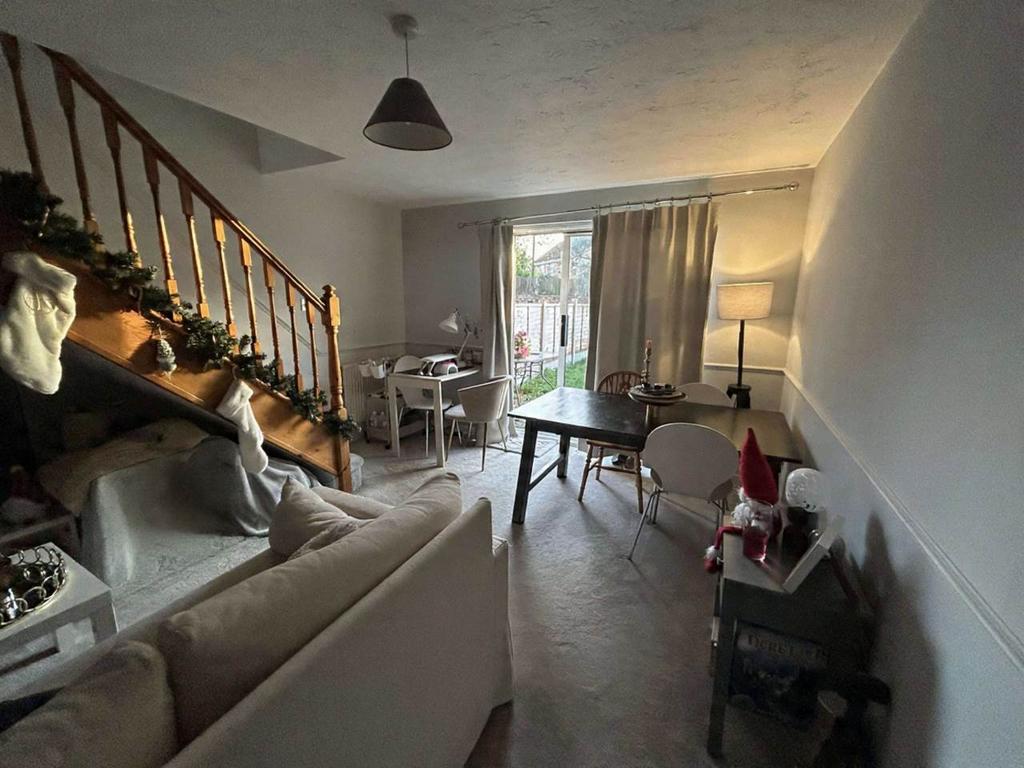 Plumtree rd 11 loung