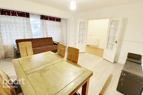 3 bedroom terraced house to rent, Whitchurch Road, Romford