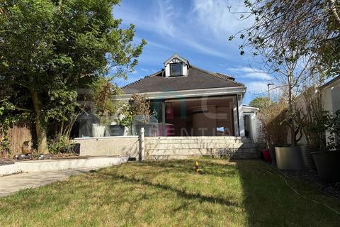 undefined, 4 bedroom Detached Bungalow in Elmgate Gardens
