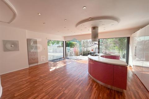 undefined, 4 bedroom Detached Bungalow in Elmgate Gardens
