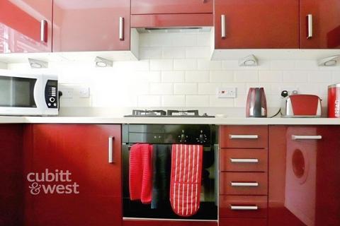 1 bedroom apartment to rent, Ravenscroft Court North Parade Horsham RH12 2RE