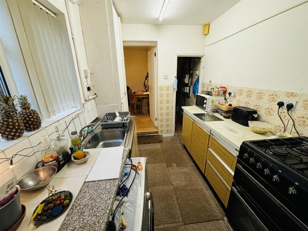 Kitchen E.jpg