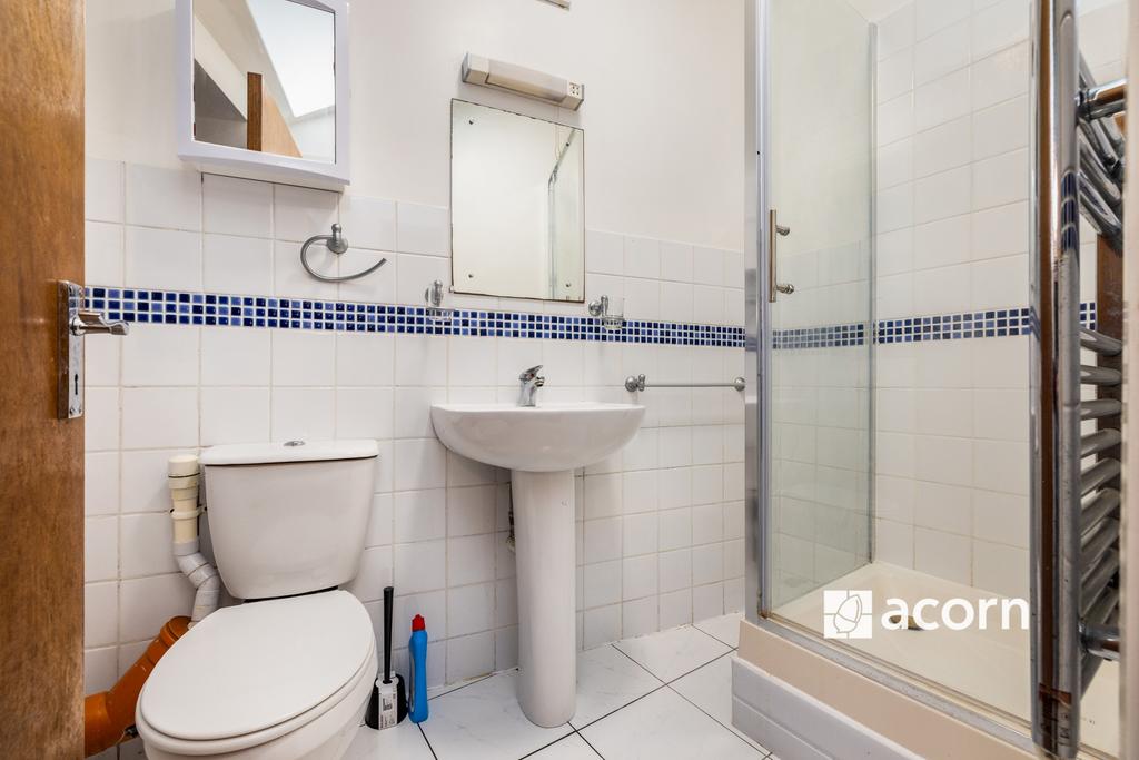 En-suite (Bedroom 3)