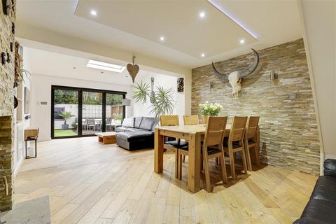 undefined, Bampton Court, Gamston NG2