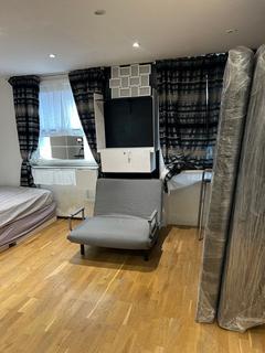 Studio to rent, Queensway, London W2