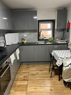 Studio to rent, Queensway, London W2