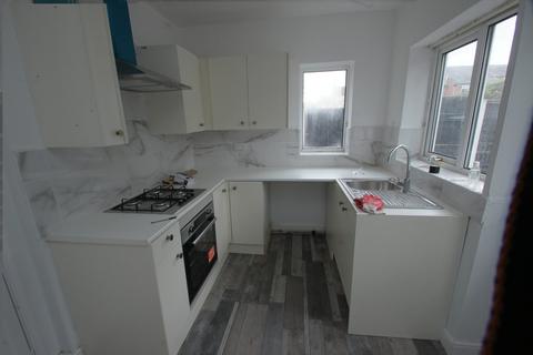 2 bedroom end of terrace house to rent, Cambridge Road, Ellesmere Port, Cheshire. CH65